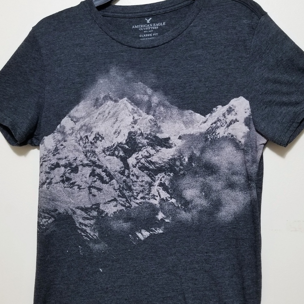 AE Classic Fit Mountain Graphic T. Size M.